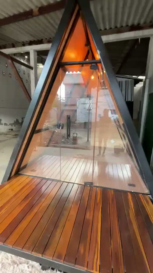 Vídeo entrando no chalé A-frame de 13 m², da frente até o interior